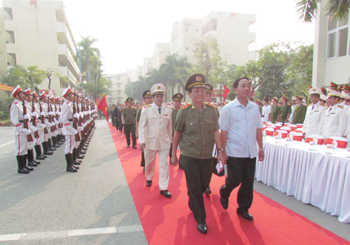 Các đồng chí lãnh đạo các đơn vị trong Học viện đón chào các quý đại biểu đến dự lễ khai giảng